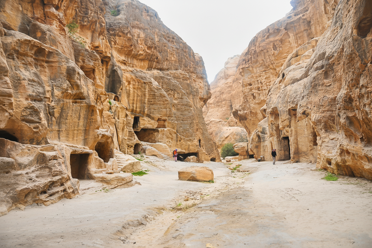 File:05 Little Petra Canyon Trail - The Trail Starts at the End of Little Petra - panoramio.jpg (Wikimedia Commons - image/jpeg)